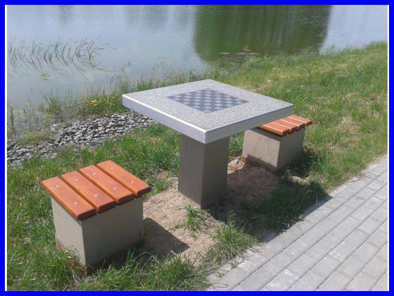 Betonowy stolik gry w szachy - zdjęcie